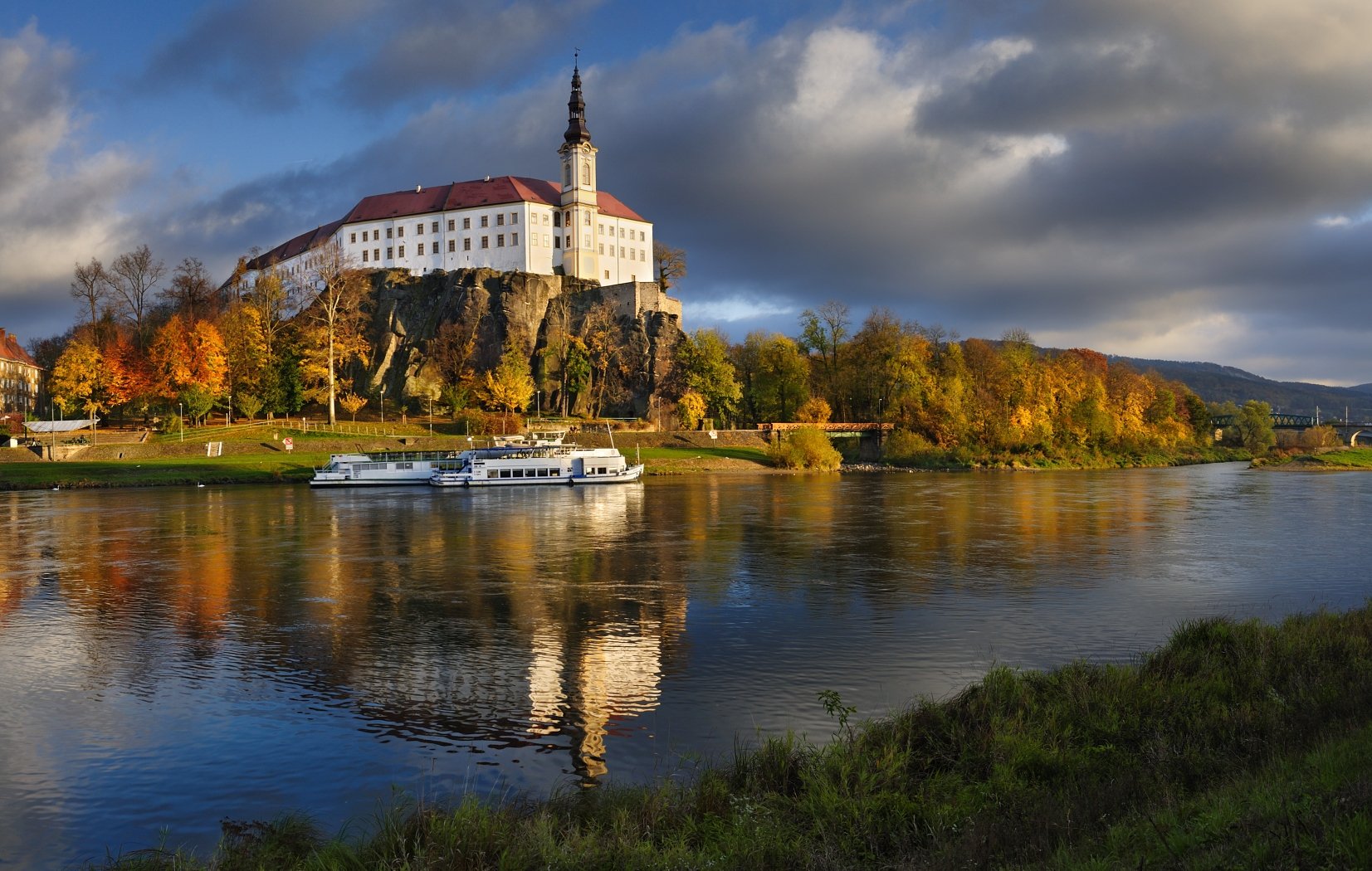 - Castle Decin -