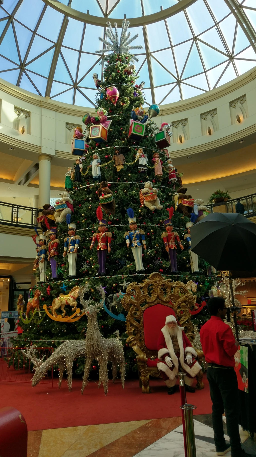 King Of Prussia Mall - Christmas Tree by Ashhei on DeviantArt