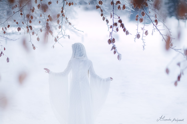 Белые плывут облака белая вьюга кружит. Душевная зима. Уходящая зима. Зима в душе. Зимний ангел.