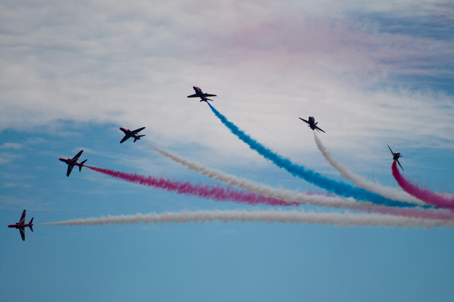red arrows split by panRobus on DeviantArt