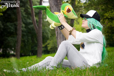N Harmonia with Snivy. Pokemon Black White cosplay