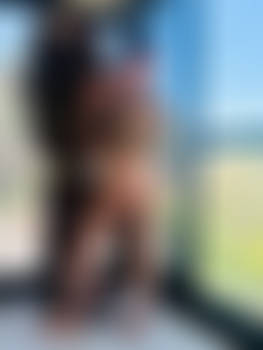 Hombre desnudo con escultura