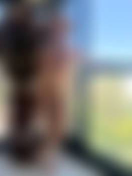 Hombre desnudo relajando