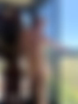 Hombre desnudo relajando