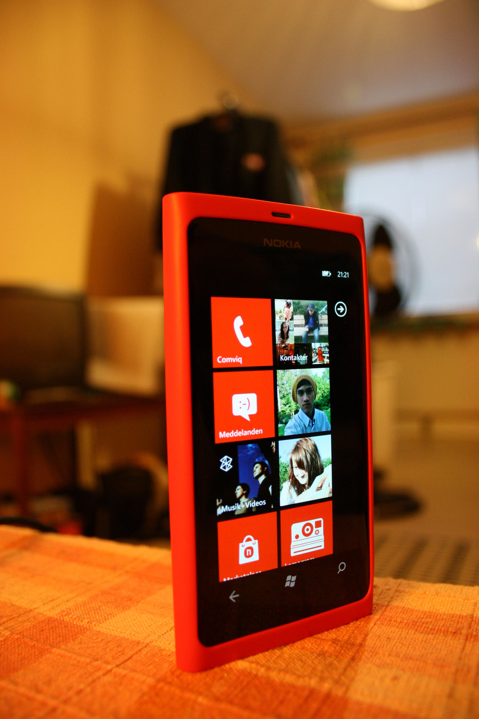 Nokia Lumia 800 red