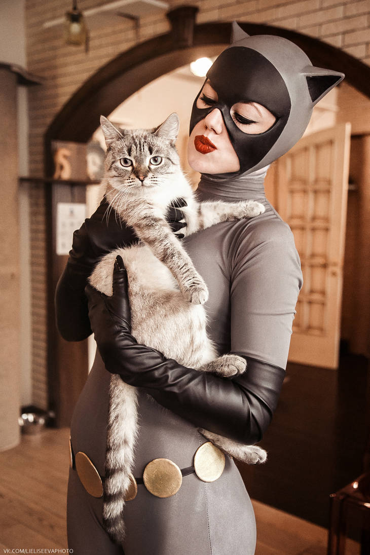 Женскую кошечку. Селина Кайл Cosplay. Женщина с кошкой. Девушка в костюме кошки. Женщина кошка косплей.