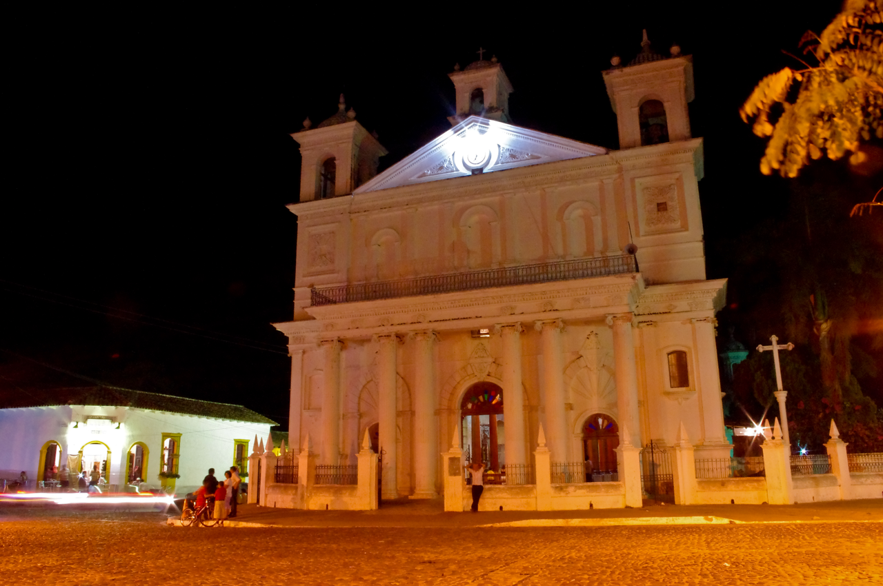 Suchitoto Iglesia Nocturna