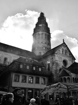 Sun behind Mainz Cathedral