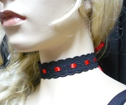 Gothic choker with red satin