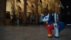 Shining Armor en el bosque de columnas