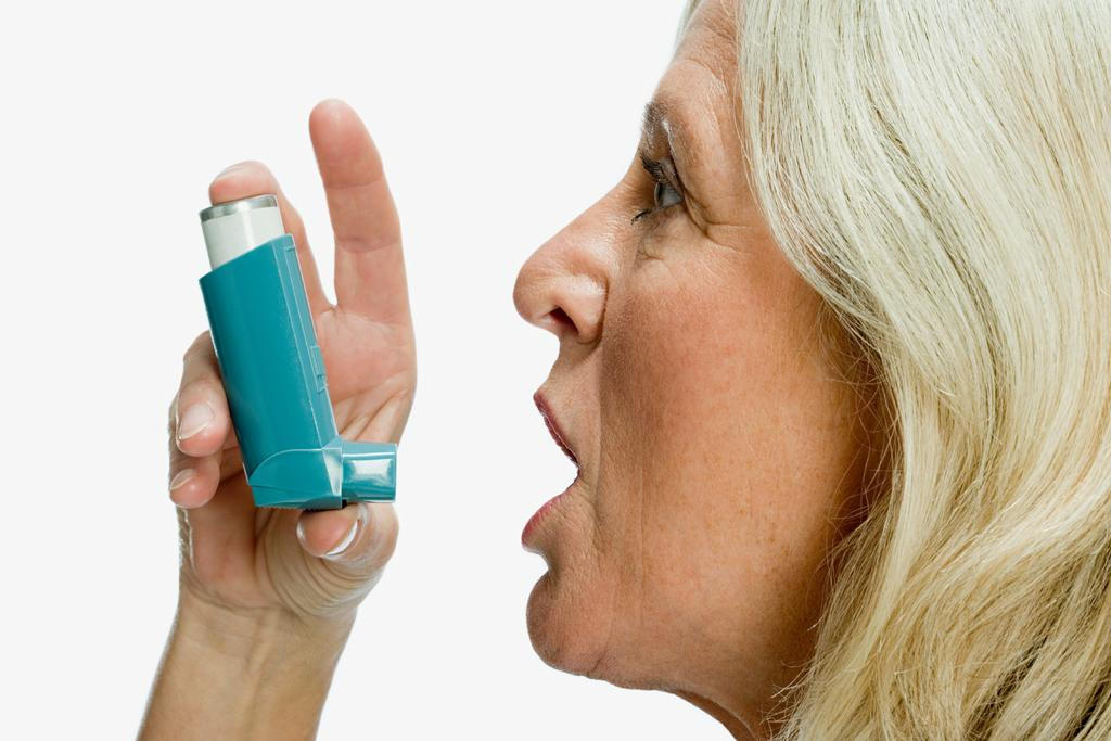 Астма 100. Астма. Женщина с астмой. Астма ингалятор человек пожилой. Бронхиальная астма удушье.