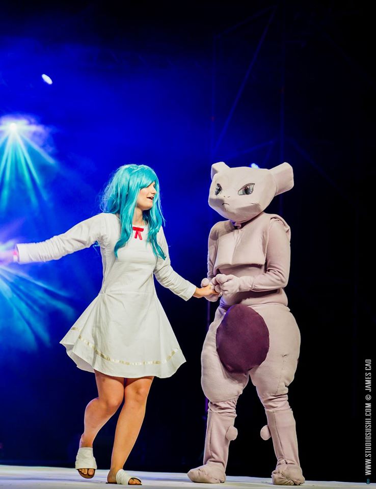 Mew and Mewtwo cosplay each other