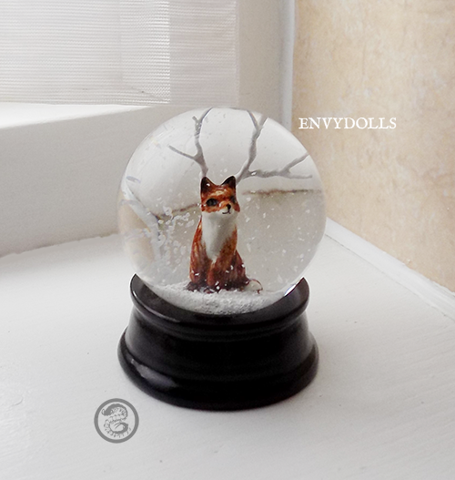 : mini kitsune snowglobe :