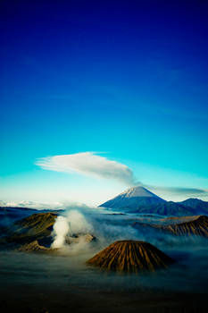 senyum bromo untuk maha meru