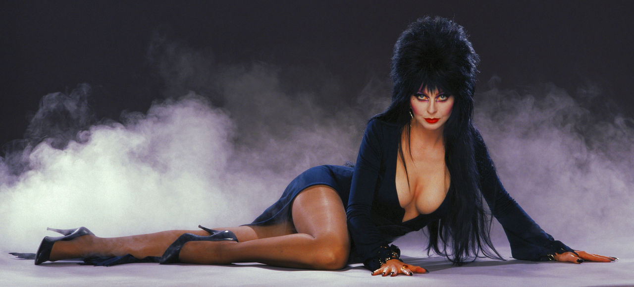 La elvira 18. Elvira повелительница тьмы.