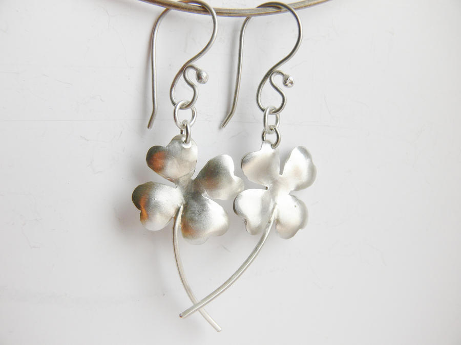 Silver four leaf clover earring