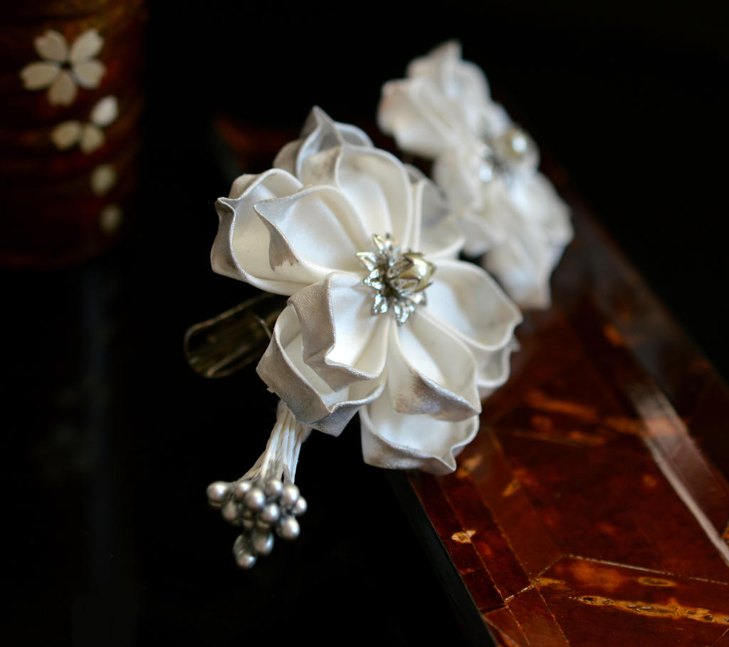 Wedding White Lotus Clip. Tsumami Kanzashi.
