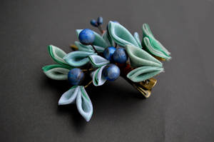 Juniper Kanzashi: Winter evergreen with berries. by hanatsukuri