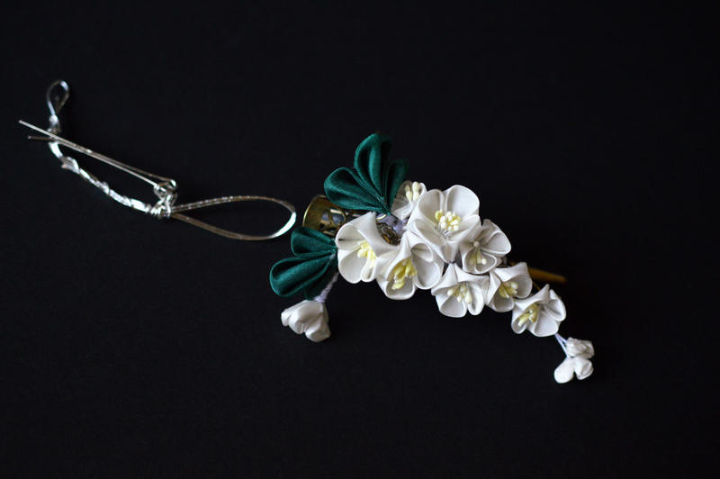 White Lilac Tsumami Kanzashi: handmade.