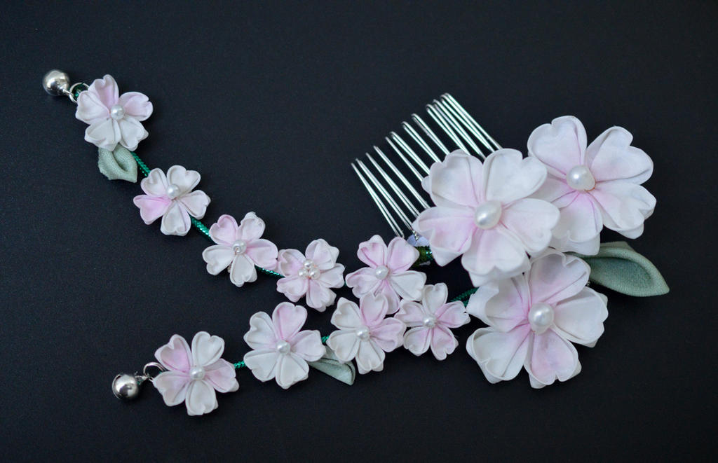 Pale Pink Sakura Tsumami Zaiku. Kiss kanzashi.