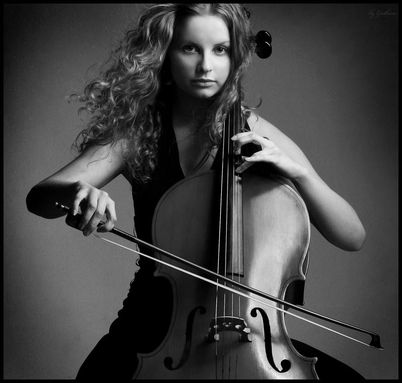 Знаменитая скрипачка. Джакалина виолончелистка. Фотосессия с музыкальными инструментами.