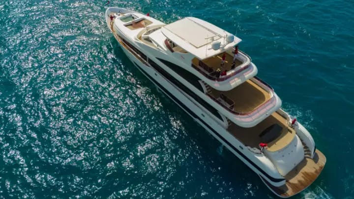Yacht charter in dubai