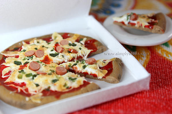 Pizza - Clay miniature by thinkpastel