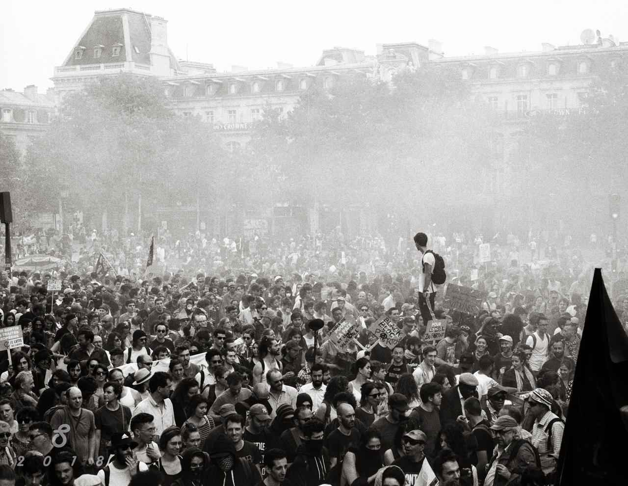 Facing the crowd by StoFF-1990
