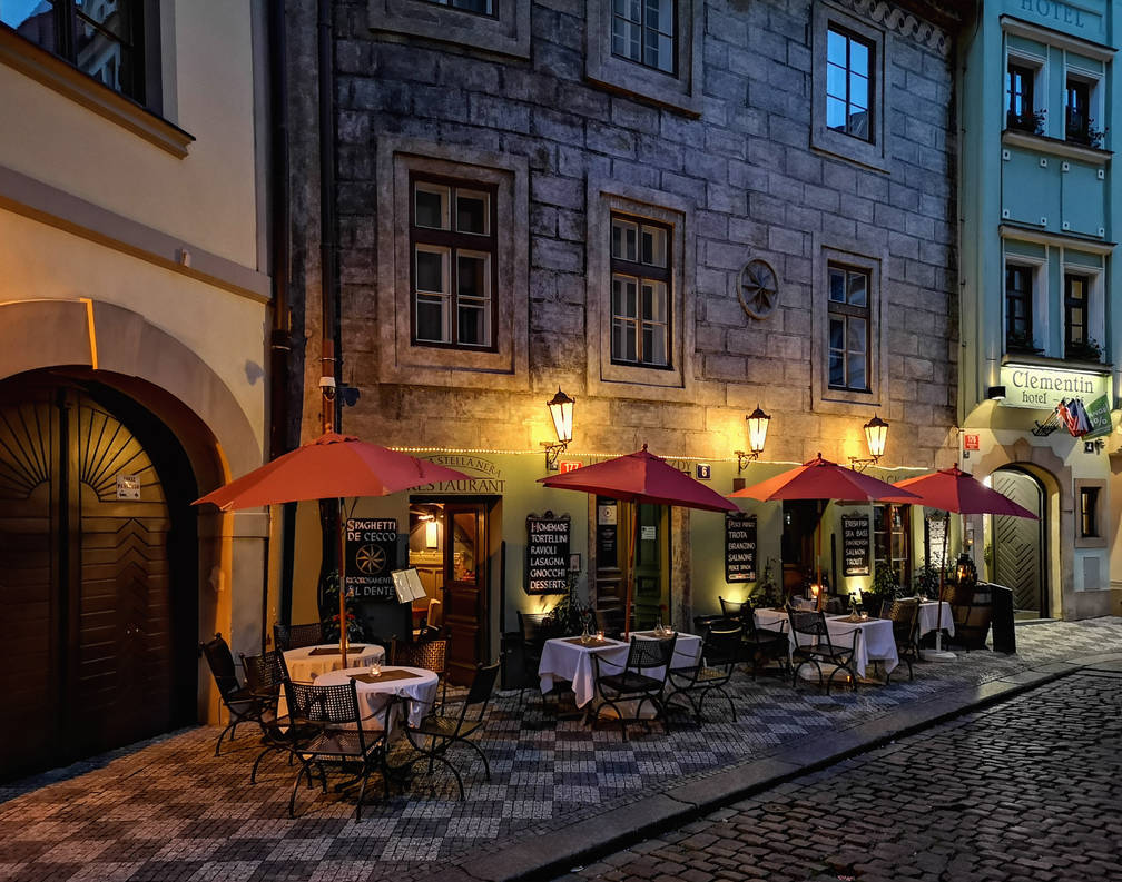 Кафе на улице на телефон. Уличное кафе в Праге. Улочки Швейцарии с кафе. Уличное кафе в Португалии. Прага улочки кафе.