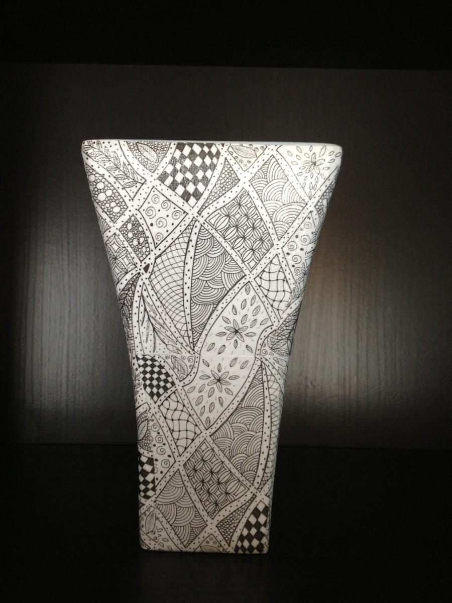Zentangle vase by ThatJaxxonChick on DeviantArt