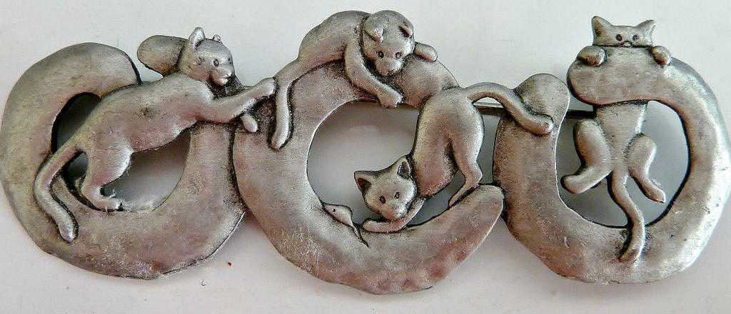 Vintage 'JJ' Pewter Cats Climbing Brooch