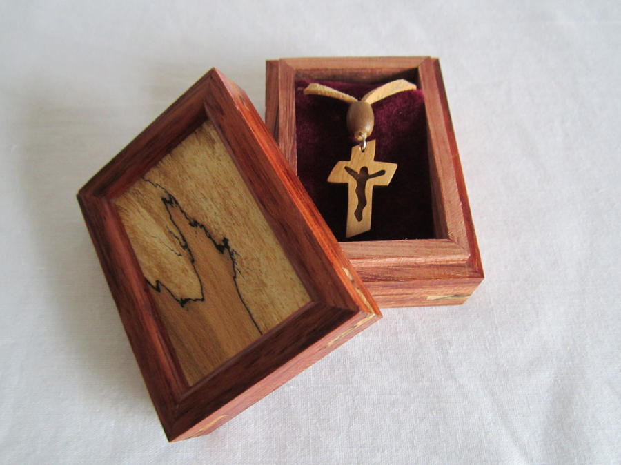 Bubinga box and olivewood pendant