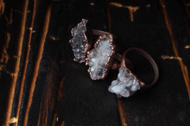 Crystal cluster rings