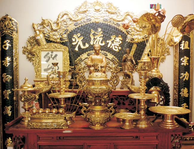 Cach-trung-bay-do-dong-tho-cung-tren-ban-tho-gia-t