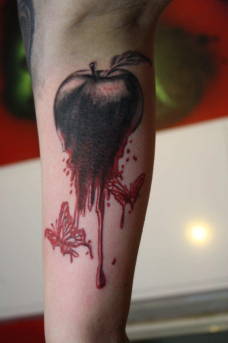 Райское яблоко тату