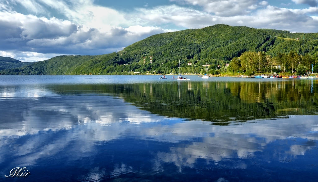 Lake in the valley. by miirex