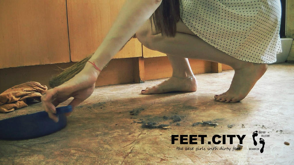 Dirty feet in the kitchen 1 BY FEET (3)