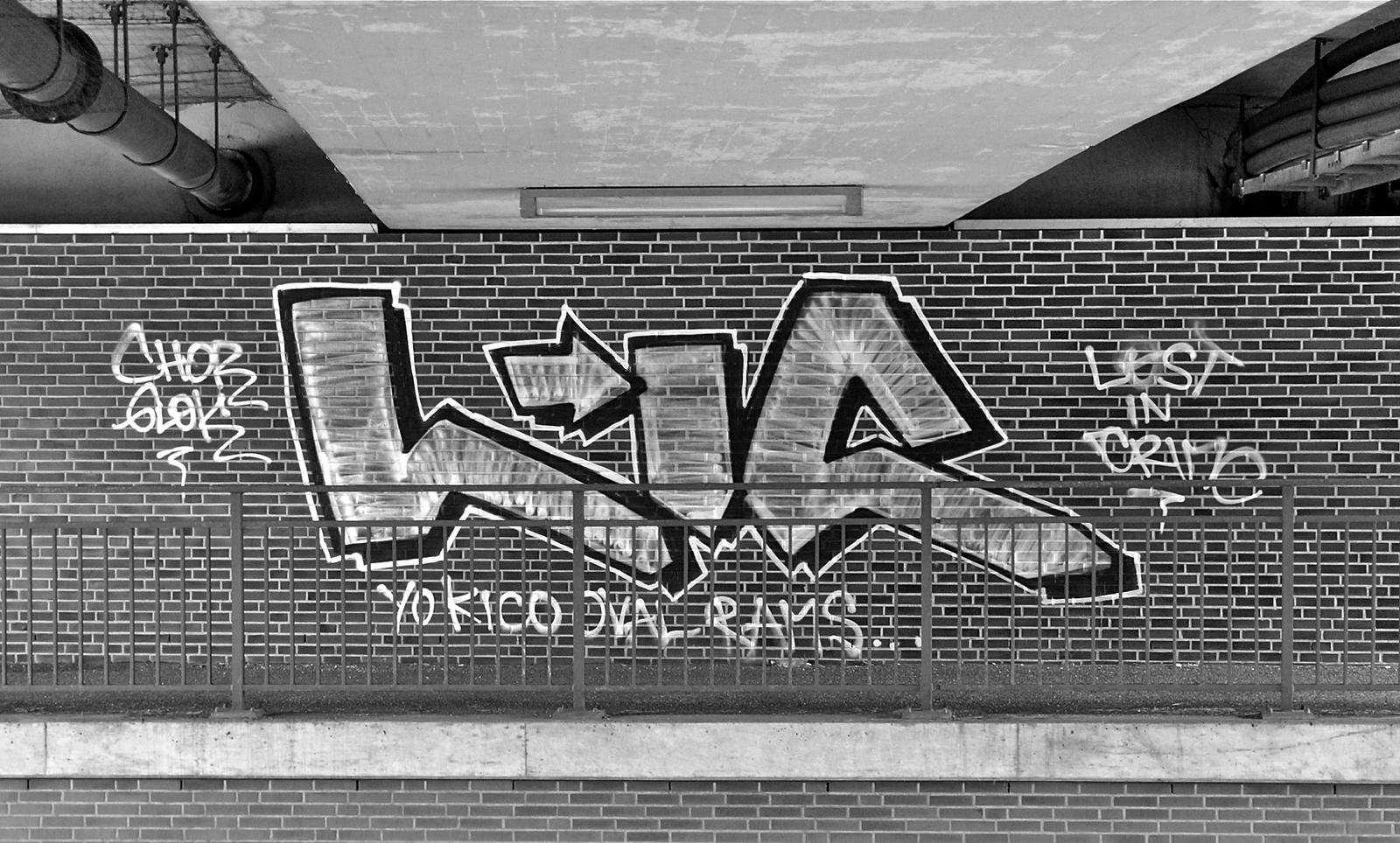 Graffiti bw 4 by cmdpirxII on DeviantArt