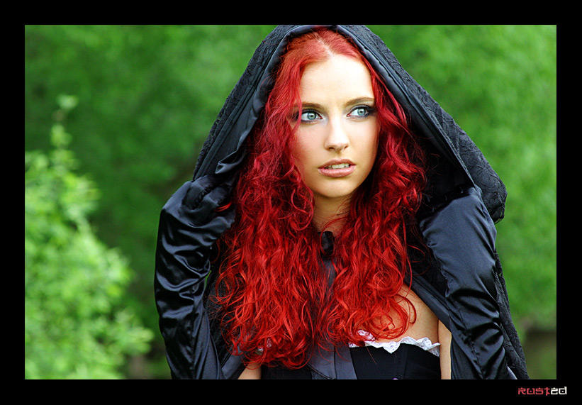 Русская бестия. Ведьма с красными волосами. Девушка с красными волосами. Ведьма с рыжими волосами. Рыжая ведьма с зелеными глазами.
