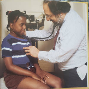 An image of what a doctor would be doing to examin