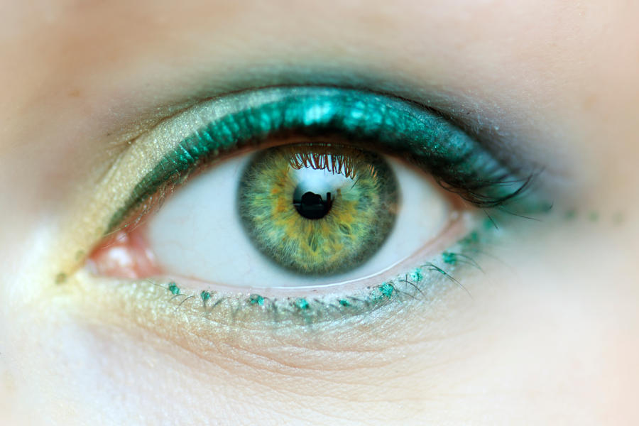Зеленые глаза на свету. Зелёные глаза. Серо зеленые глаза. Изумрудный цвет глаз. Изумрудно зеленые глаза.