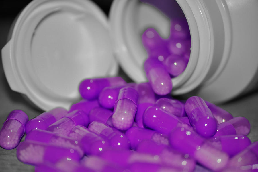 Purple conf. Фиолетовые таблетки. Таблетки сиреневого цвета. Фиолетовая Эстетика таблетки. Фиолетовые наркотики.