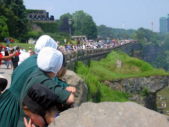 crowd at Niagara