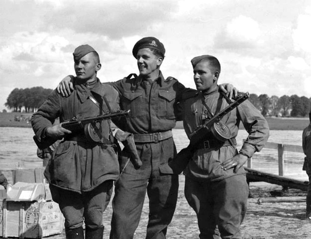 Русские солдаты второй мировой. Три солдата ВОВ. Советский солдат. Военные годы. Солдаты второй мировой войны.