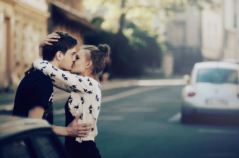 Хочу взаимности. Парень и девушка. Взаимная любовь. Целуются в машине. Поцелуй возле машины.