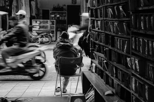 Vietnamese man in the wallet shop