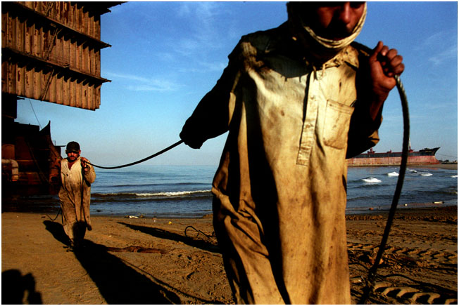 Shipbreaking in pakistan 4