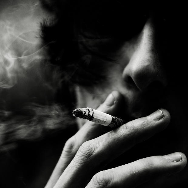 Я пью я чах курю. Сигарета черно белая. Одиночество с сигаретой. Курящий парень. Парень с сигаретой.