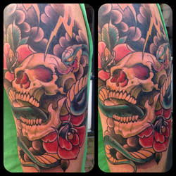 Upper arm skull tattoo