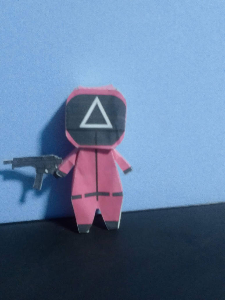 Squid Game triangle pink soldier Papercraft Armado by wolf1slayer on ...